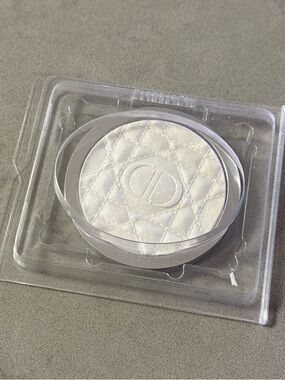 06 Dior Forever Glow Luminizer